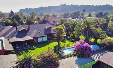 Se vende amplia casa frente a Av. España, con exclusivo terreno de 3.000m2