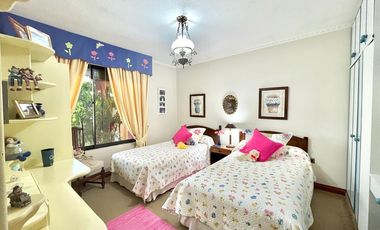 Se vende amplia casa frente a Av. España, con exclusivo terreno de 3.000m2