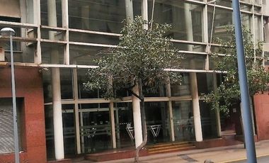 VENDE OFICINA, COMPAÑÍA CON AMUNATEGUI, SANTIAGO, 34 M2, 1 PRIVADO, PLANTA LIBRE, BAÑO, KITCHENETTE, CON OPCION DE ESTACIONAMIENTO