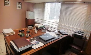 VENDE OFICINA, COMPAÑÍA CON AMUNATEGUI, SANTIAGO, 34 M2, 1 PRIVADO, PLANTA LIBRE, BAÑO, KITCHENETTE, CON OPCION DE ESTACIONAMIENTO