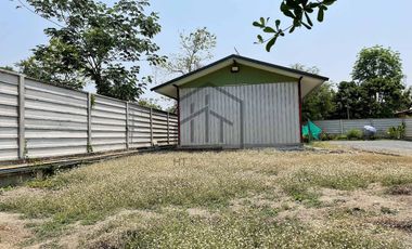 Land for sale with 1 small house and 1 storage building, San Khong, San Kamphaeng.