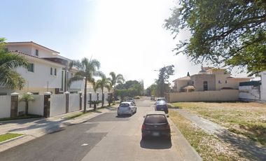 Hermosa y amplia casa de remate bancario en la Col. Bugambilias, Zapopan, Jalisco!