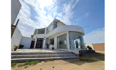 Se Vende Amplia Casa De Playa Frente Al Mar Huanchaco