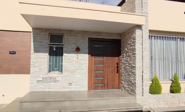 ELEGANTE Y MODERNA CASA