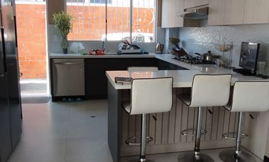 ELEGANTE Y MODERNA CASA
