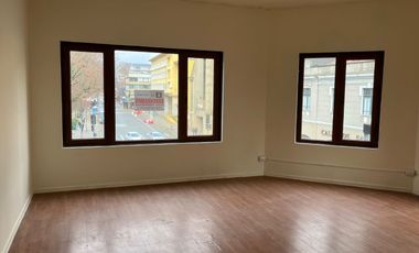Se arriendan Oficinas Centrales 35 mts2 hasta 45 Mts2 en pleno centro Valdivia, Chile