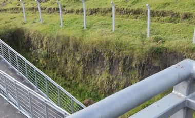 Venta de 10.277M2 en la vía Principal, carretera Panamericana, Vía a Pintag 9 9 9 0 1 0 2 3 2