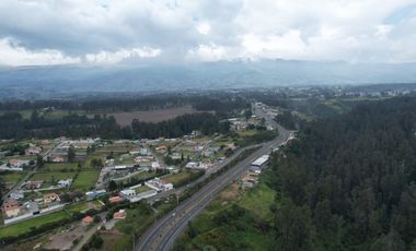 Venta de 10.277M2 en la vía Principal, carretera Panamericana, Vía a Pintag 9 9 9 0 1 0 2 3 2