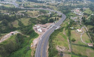 Venta de 10.277M2 en la vía Principal, carretera Panamericana, Vía a Pintag 9 9 9 0 1 0 2 3 2