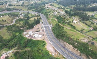 Venta de 10.277M2 en la vía Principal, carretera Panamericana, Vía a Pintag 9 9 9 0 1 0 2 3 2