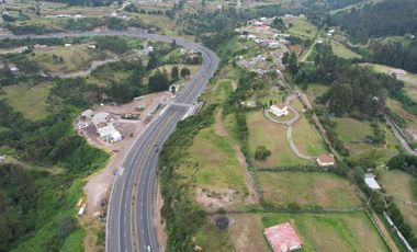 Venta de 10.277M2 en la vía Principal, carretera Panamericana, Vía a Pintag 9 9 9 0 1 0 2 3 2
