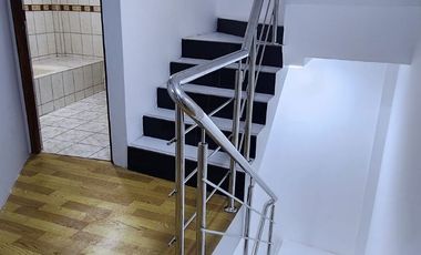 Venta de casa de 4 pisos en Barrios Altos