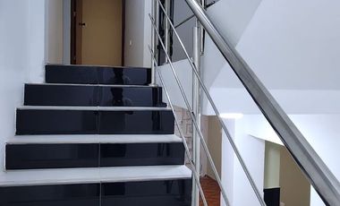 Venta de casa de 4 pisos en Barrios Altos