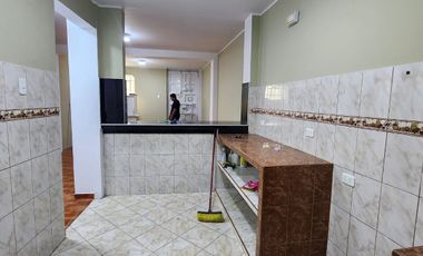 Venta de casa de 4 pisos en Barrios Altos