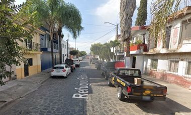 !! ADQUIERE!! AMPLIA CASA MUY CENTRICA EN LA COLONIA INSURGENTES, JALISCO!!