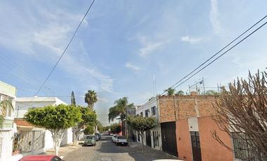 !! ADQUIERE!! AMPLIA CASA MUY CENTRICA EN LA COLONIA INSURGENTES, JALISCO!!