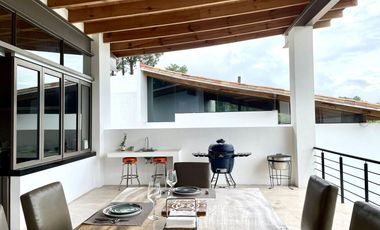 EXCEPCIONAL CASA EN VENTA EN AVANDARO, CON VISTA AL LAGO.