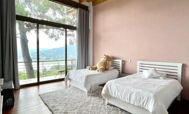 EXCEPCIONAL CASA EN VENTA EN AVANDARO, CON VISTA AL LAGO.