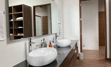 EXCEPCIONAL CASA EN VENTA EN AVANDARO, CON VISTA AL LAGO.