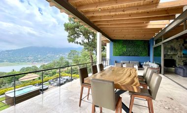 EXCEPCIONAL CASA EN VENTA EN AVANDARO, CON VISTA AL LAGO.