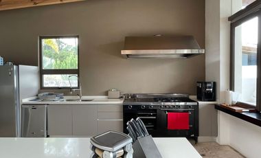 EXCEPCIONAL CASA EN VENTA EN AVANDARO, CON VISTA AL LAGO.