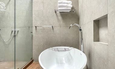 EXCEPCIONAL CASA EN VENTA EN AVANDARO, CON VISTA AL LAGO.