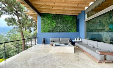 EXCEPCIONAL CASA EN VENTA EN AVANDARO, CON VISTA AL LAGO.