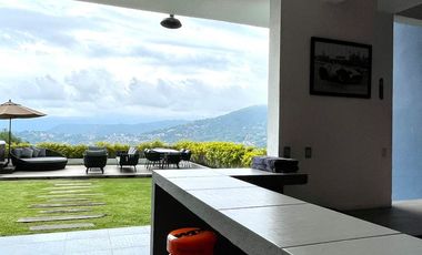 EXCEPCIONAL CASA EN VENTA EN AVANDARO, CON VISTA AL LAGO.