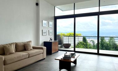 EXCEPCIONAL CASA EN VENTA EN AVANDARO, CON VISTA AL LAGO.