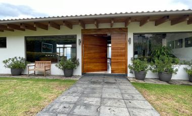 EXCEPCIONAL CASA EN VENTA EN AVANDARO, CON VISTA AL LAGO.