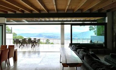 EXCEPCIONAL CASA EN VENTA EN AVANDARO, CON VISTA AL LAGO.