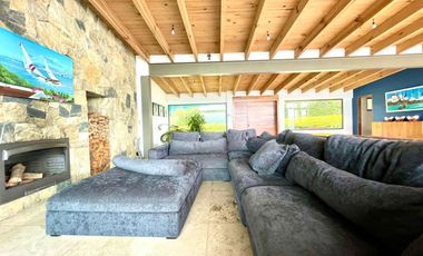 EXCEPCIONAL CASA EN VENTA EN AVANDARO, CON VISTA AL LAGO.