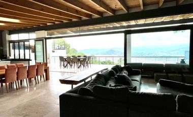 EXCEPCIONAL CASA EN VENTA EN AVANDARO, CON VISTA AL LAGO.