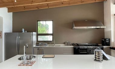 EXCEPCIONAL CASA EN VENTA EN AVANDARO, CON VISTA AL LAGO.