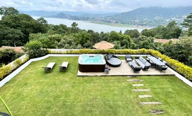 EXCEPCIONAL CASA EN VENTA EN AVANDARO, CON VISTA AL LAGO.