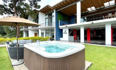 EXCEPCIONAL CASA EN VENTA EN AVANDARO, CON VISTA AL LAGO.