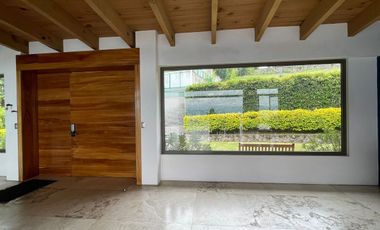 EXCEPCIONAL CASA EN VENTA EN AVANDARO, CON VISTA AL LAGO.