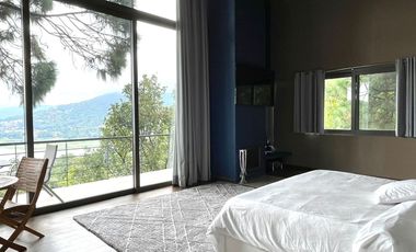 EXCEPCIONAL CASA EN VENTA EN AVANDARO, CON VISTA AL LAGO.