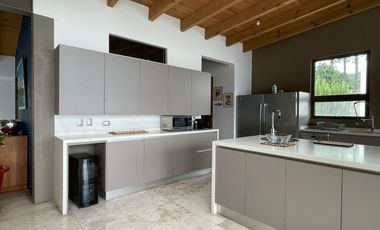 EXCEPCIONAL CASA EN VENTA EN AVANDARO, CON VISTA AL LAGO.