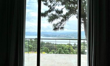 EXCEPCIONAL CASA EN VENTA EN AVANDARO, CON VISTA AL LAGO.