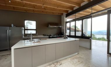 EXCEPCIONAL CASA EN VENTA EN AVANDARO, CON VISTA AL LAGO.
