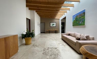 EXCEPCIONAL CASA EN VENTA EN AVANDARO, CON VISTA AL LAGO.