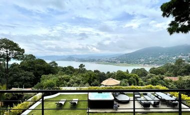 EXCEPCIONAL CASA EN VENTA EN AVANDARO, CON VISTA AL LAGO.