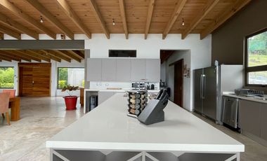 EXCEPCIONAL CASA EN VENTA EN AVANDARO, CON VISTA AL LAGO.