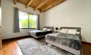 EXCEPCIONAL CASA EN VENTA EN AVANDARO, CON VISTA AL LAGO.