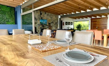 EXCEPCIONAL CASA EN VENTA EN AVANDARO, CON VISTA AL LAGO.