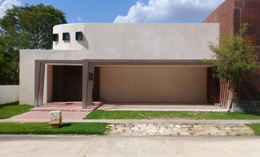 CASA EN RENTA EN YUCATÁN COUNTRY CLUB EN PRIVADA CON AMENIDADES.