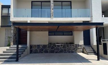 En venta casa en Altozano 3 recàmaras terraza jardìn vigilancia CM-24-4066