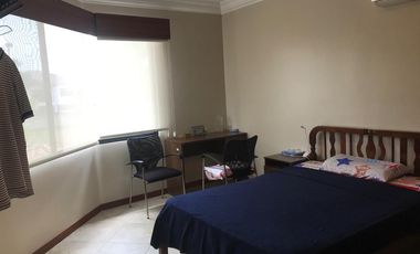 Casa de alquiler amoblada en Samborondón, frente al Lago, 4 dormitorios.