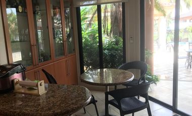 Casa de alquiler amoblada en Samborondón, frente al Lago, 4 dormitorios.